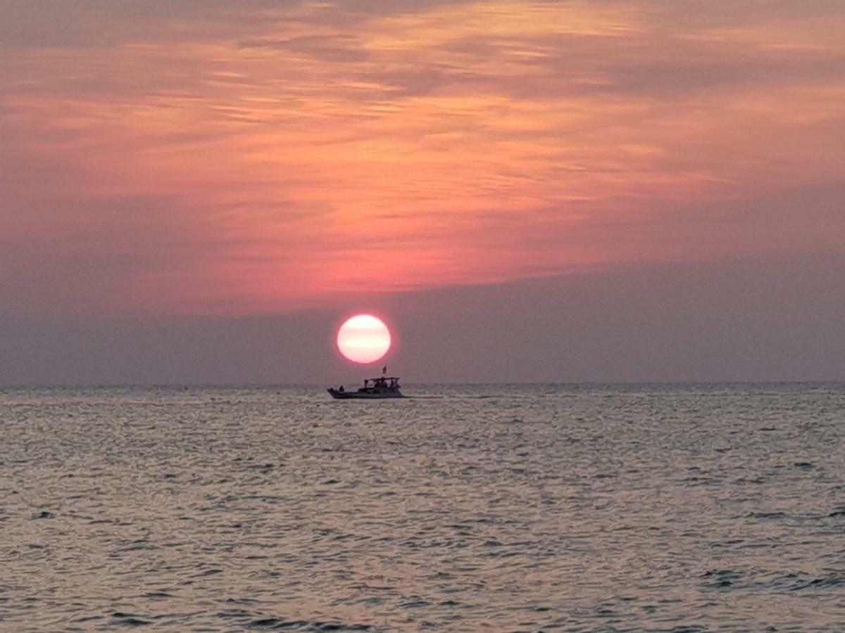 Omah Laut Bondo Jepara - By The Beach, Direct View Of The Sea, Great Base For Water Sports Margokerto Exterior photo